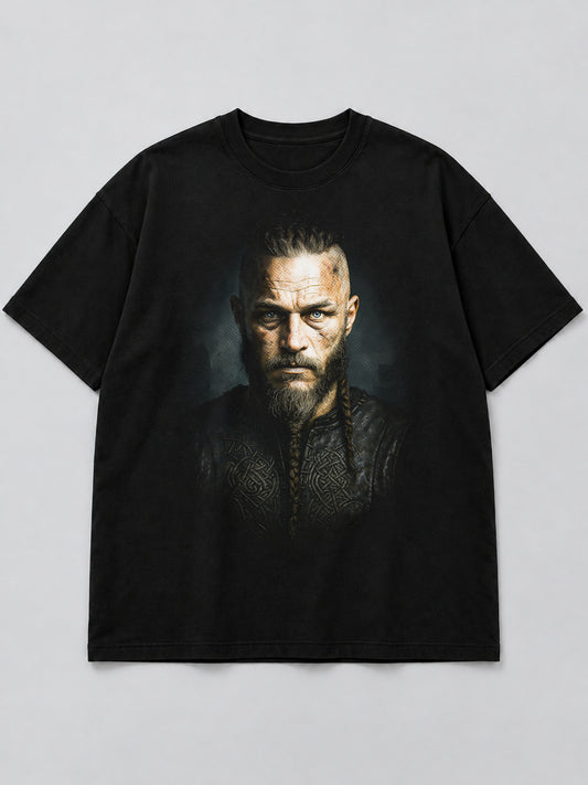 Polera Ragnar's Legendary Portrait negra de corte amplio