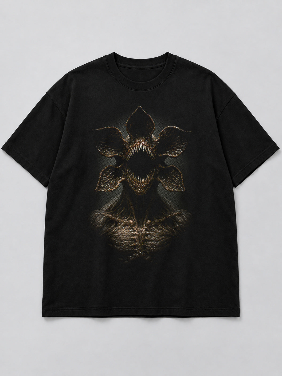 Polera Monstrous Creature Portrait negra de corte amplio