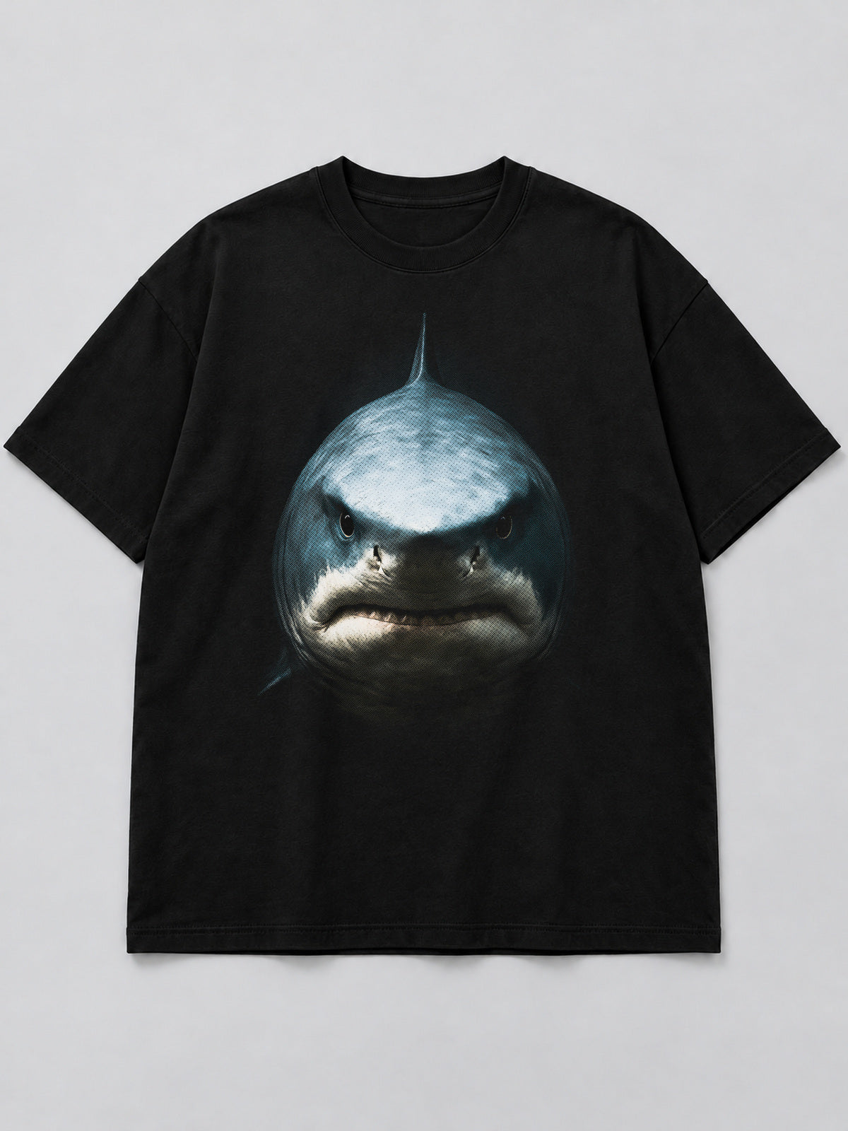 Polera Great White Shark Portrait negra de corte amplio