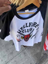 Cargar y reproducir el video en el visor de la galería, Polera Raglan Manga corta “Hellfire Club”
